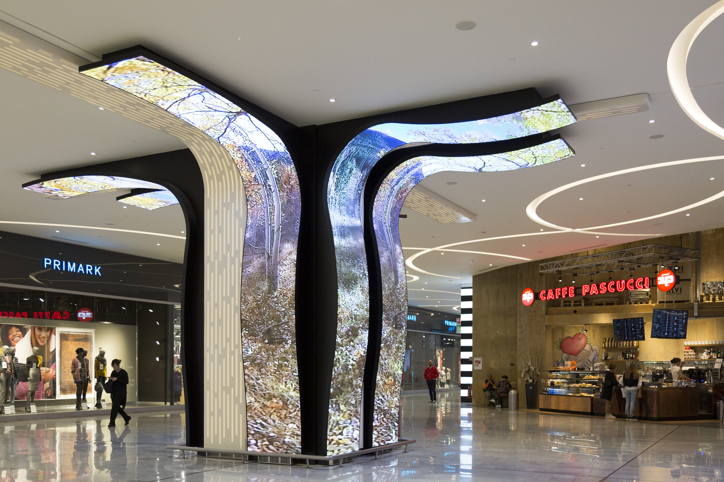 Bespoke curved LED screen for retail