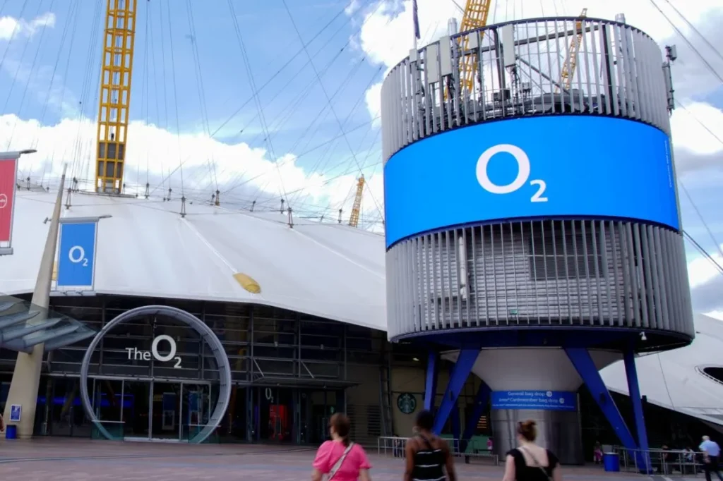Outside curved LED screen outsdie The O2 London
