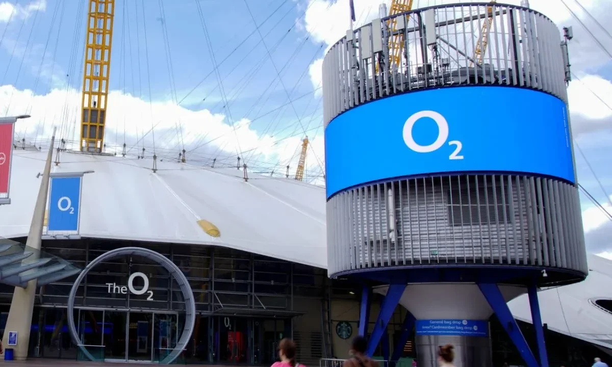 Outside curved LED screen outsdie The O2 London Outside curved LED screen outsdie The O2 London