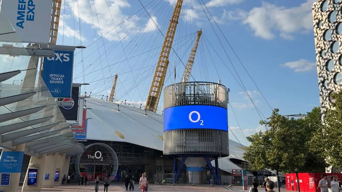 Outdoor advertising screen for retail