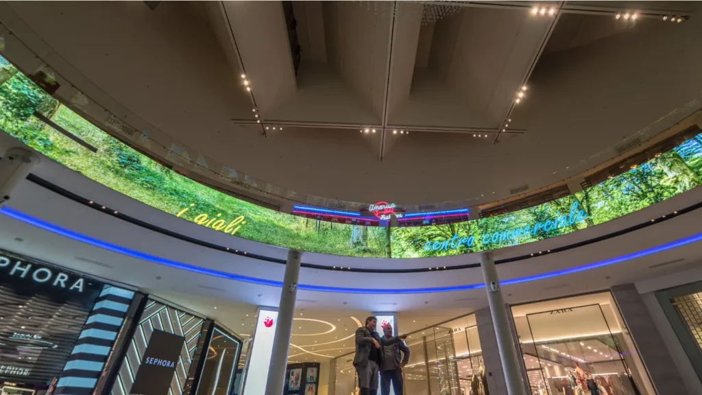 Custom curved display for retail