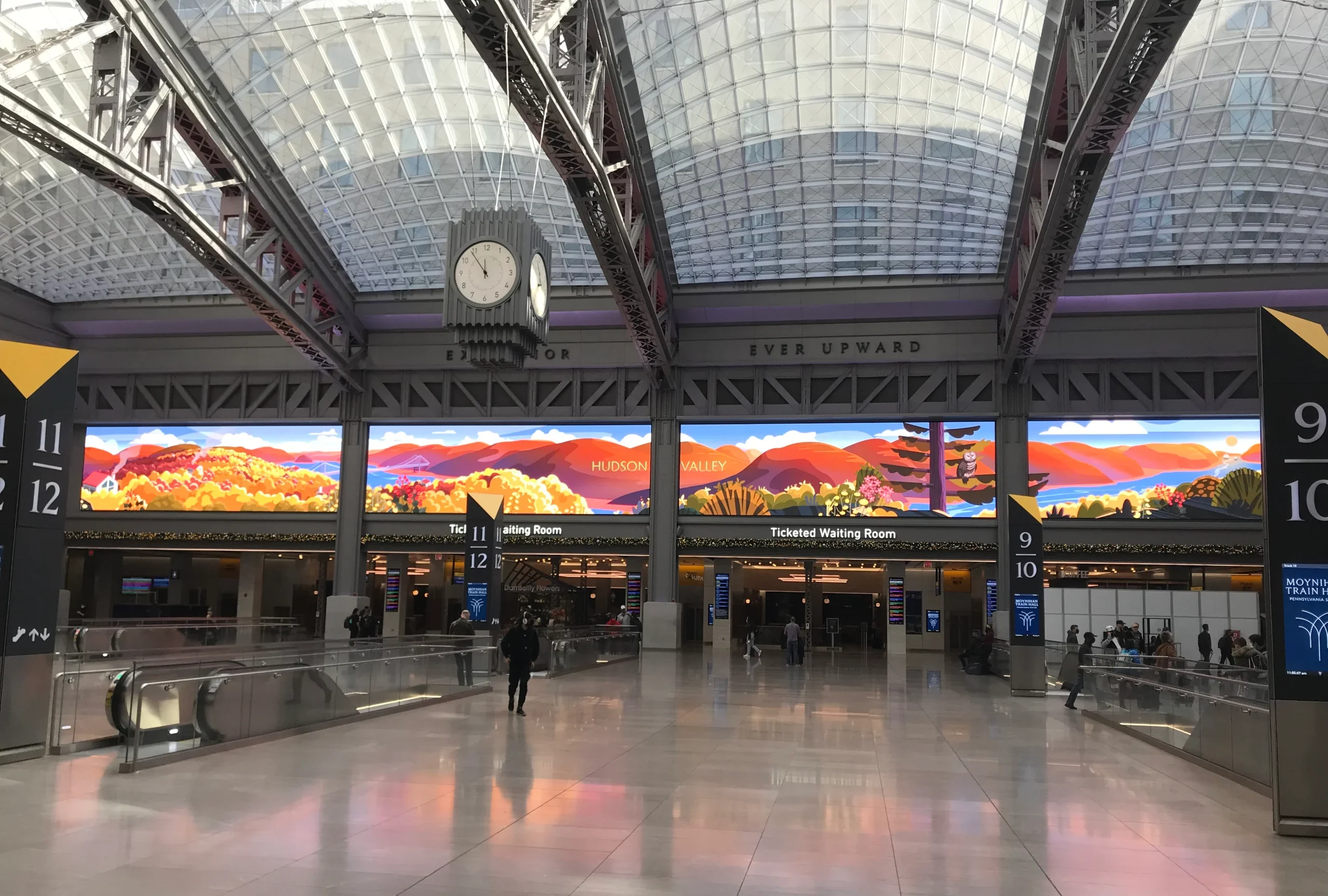 DOOH display for transportation hubs DOOH display for transportation hubs