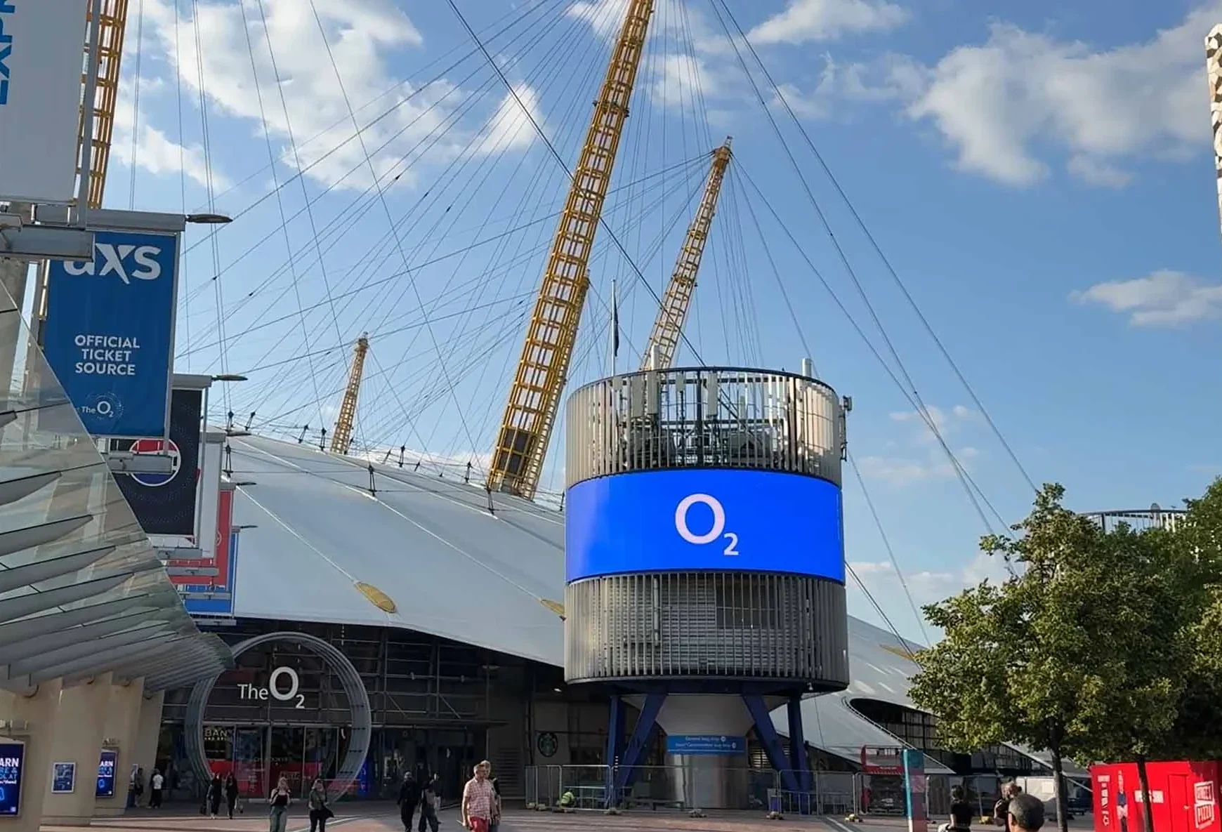 Outdoor dooh advertising display Outdoor dooh advertising display