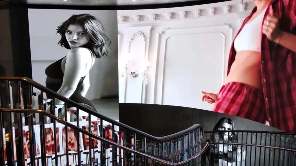 Custom curved display for retail