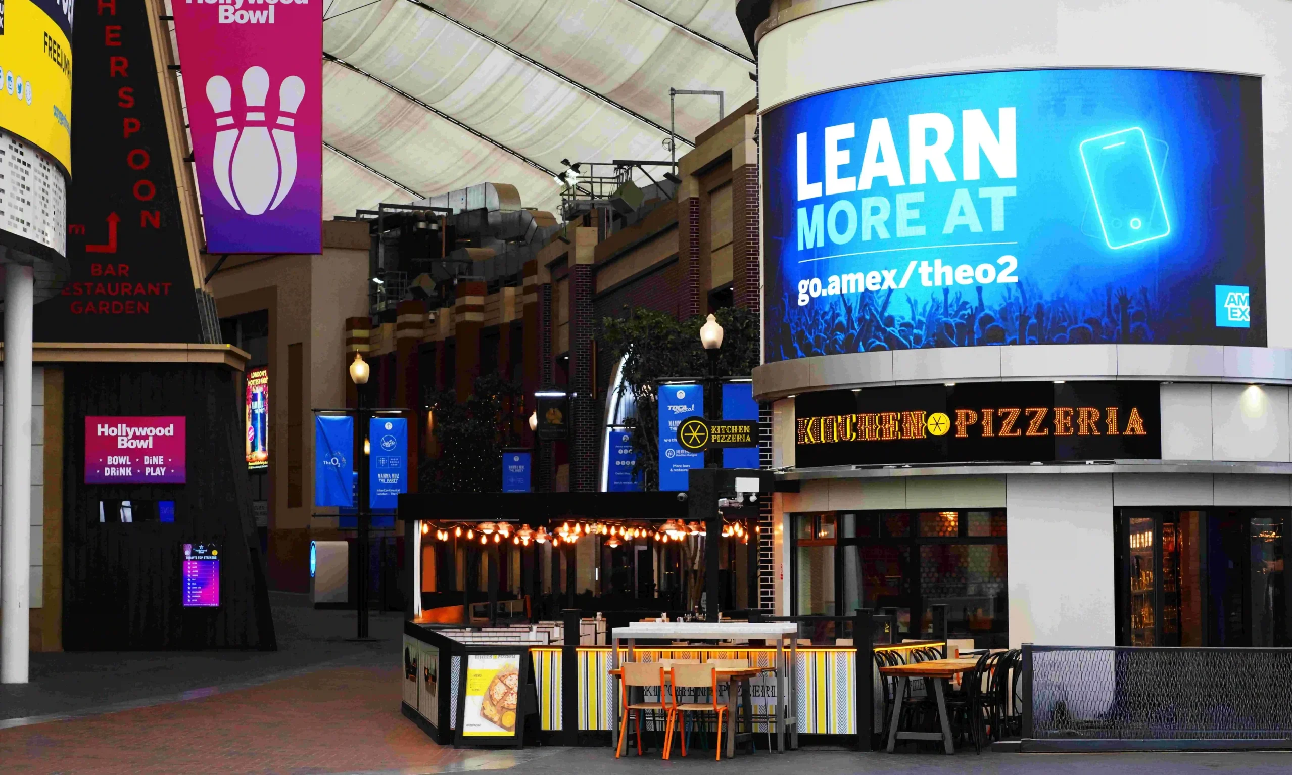 LED screens for digital out of home LED screens for digital out of home in hospitality district