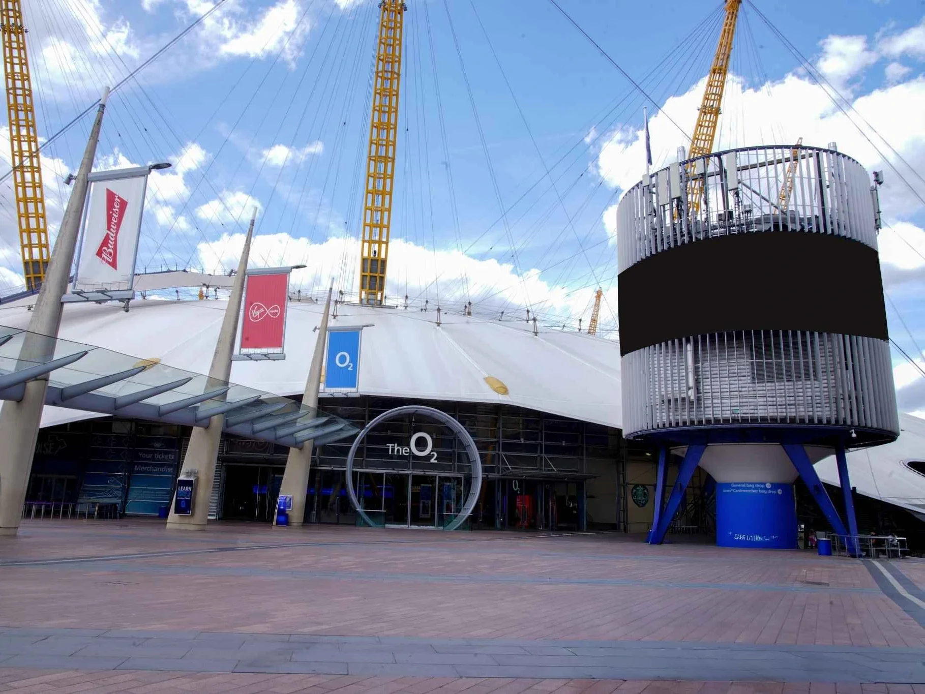 Outside curved LED screen in off state The O2 Outside curved LED screen in off state The O2