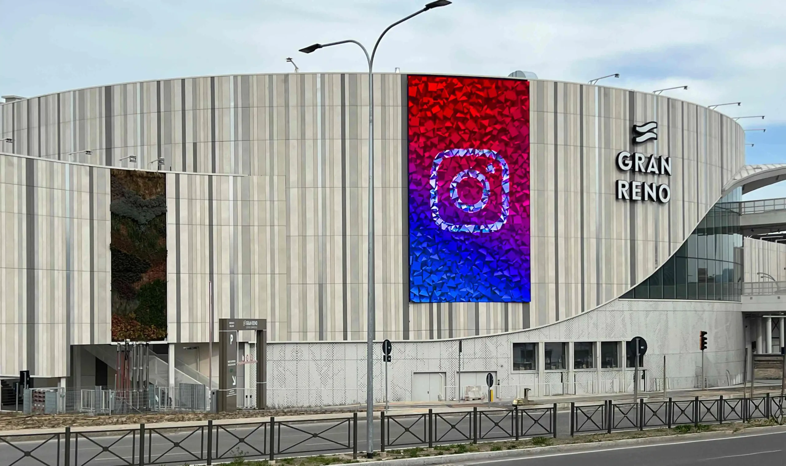 Outdoor retail LED display