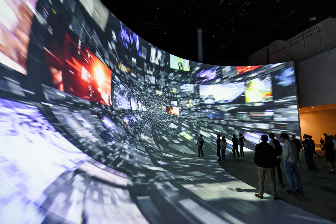 Immersive art gallery using digiLED screens