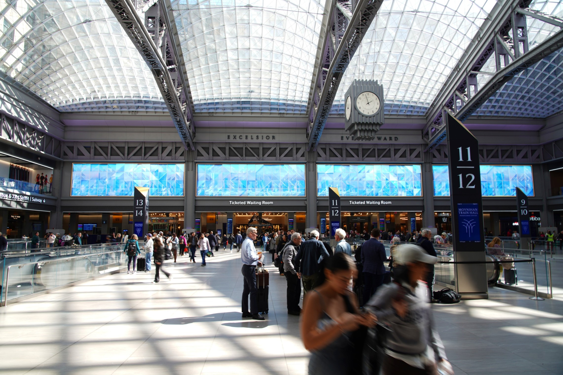 Large-format LED displays at Moynihan Train Hall Large-format LED displays at Moynihan Train Hall