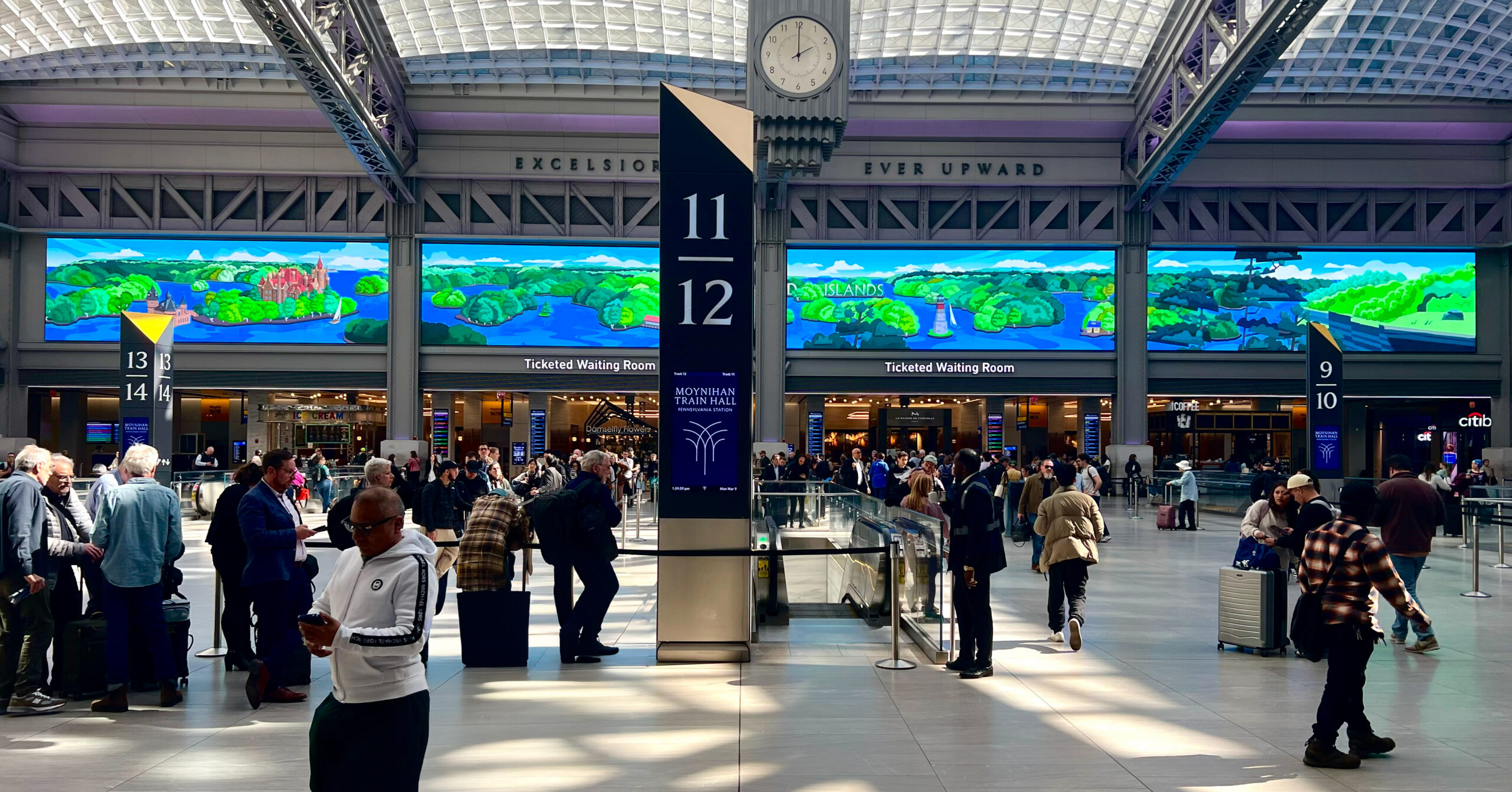 DOOH display for transportation hubs