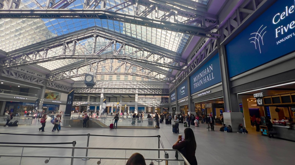 DOOH display for transportation hubs DOOH display for transportation hubs