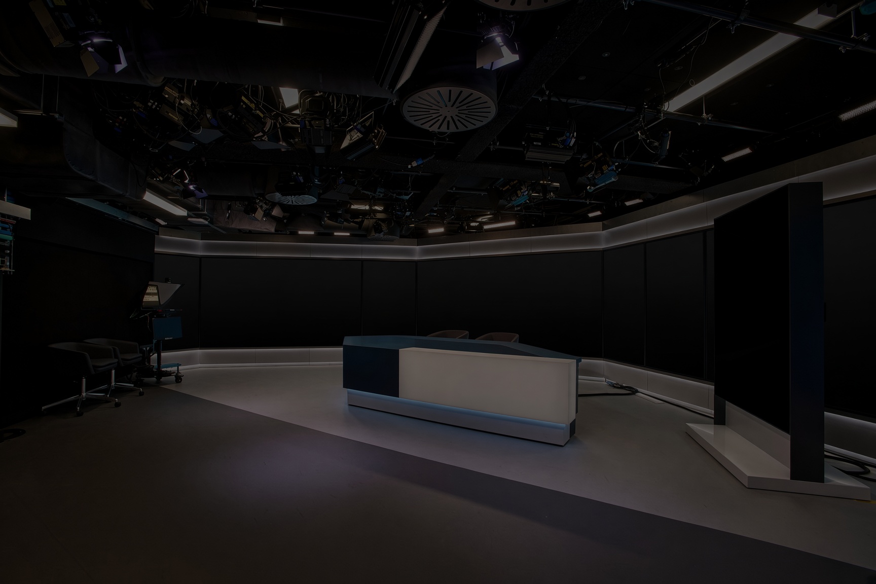 LED screens for broadcast studios with digiLED ZEUS LED screens for broadcast studios with digiLED ZEUS